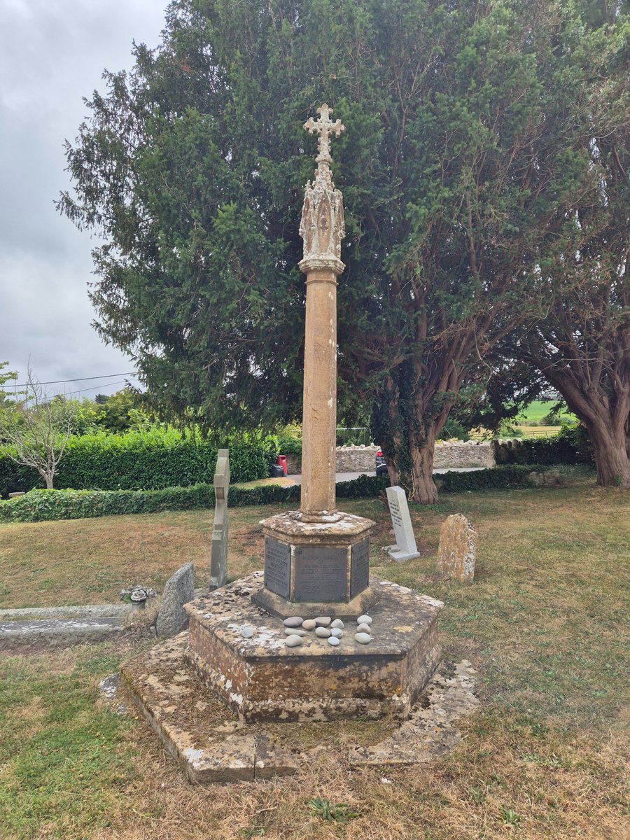 TheHistoryMouse's tweet photo. This family memorial seems to be an homage to the adjacent C14 #StandingCross. The head is in the style (at least) of that once adorning the medieval original #StMartinFiddington #Somerset for #MemorialMonday https://t.co/gfqVLg3KzA