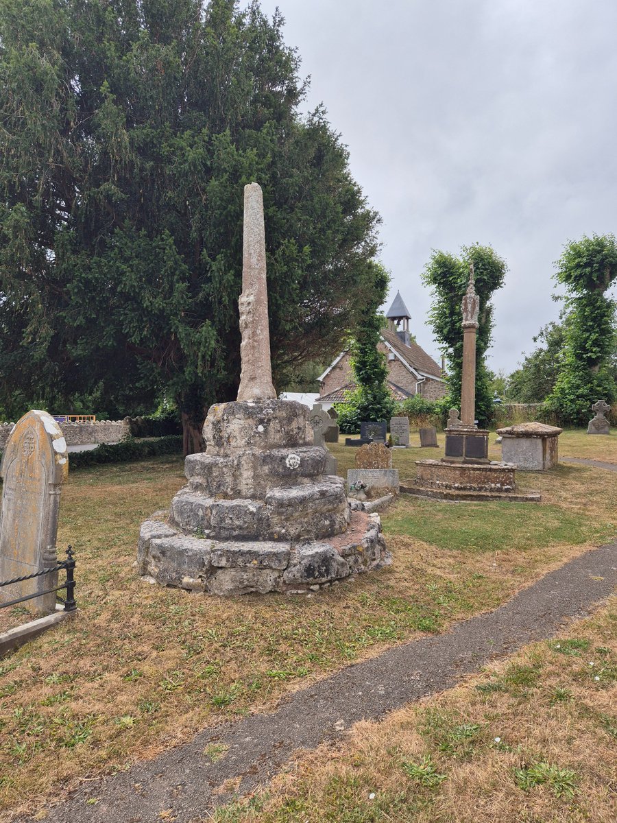 TheHistoryMouse's tweet photo. This family memorial seems to be an homage to the adjacent C14 #StandingCross. The head is in the style (at least) of that once adorning the medieval original #StMartinFiddington #Somerset for #MemorialMonday https://t.co/gfqVLg3KzA