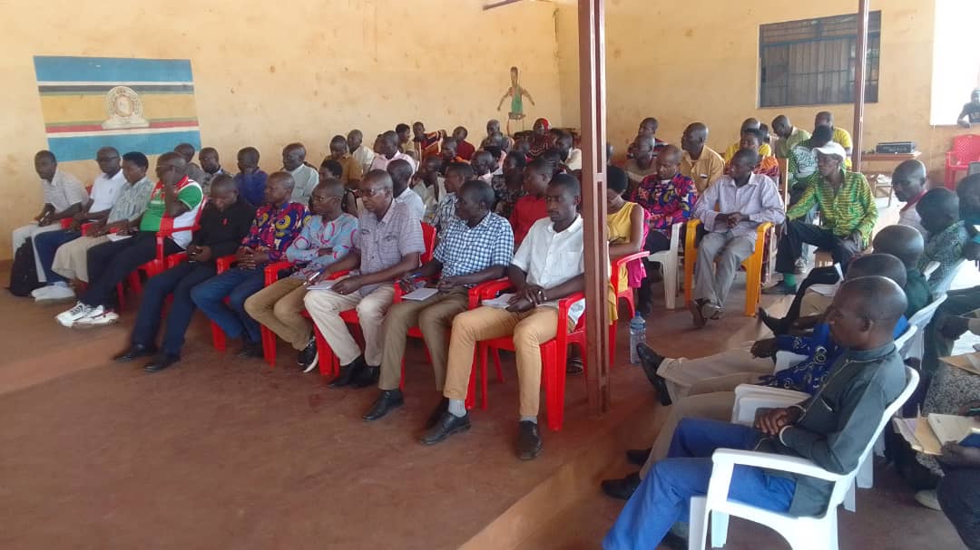 RutanaComm58105's tweet photo. Ce lundi 29septembre l'Administrateur de la Commune Rutana Gordien NTAKIRUTIMANA a effectué des descentes dans les anciennes communes GITANGA,BUKEMBA et RUTANA envue de sensibiliser les différents responsables sur la protection de l'environnement, traçage des courbes de niveau https://t.co/IHAeaxXqqO
