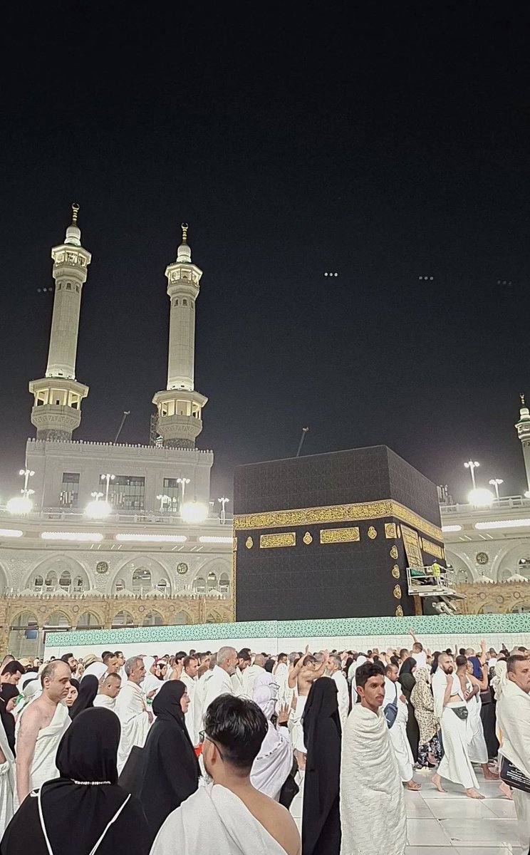 theholymosques's tweet photo. Barriers around the Ka’bah have been placed for its periodic maintenance. https://t.co/AzLddyoet8