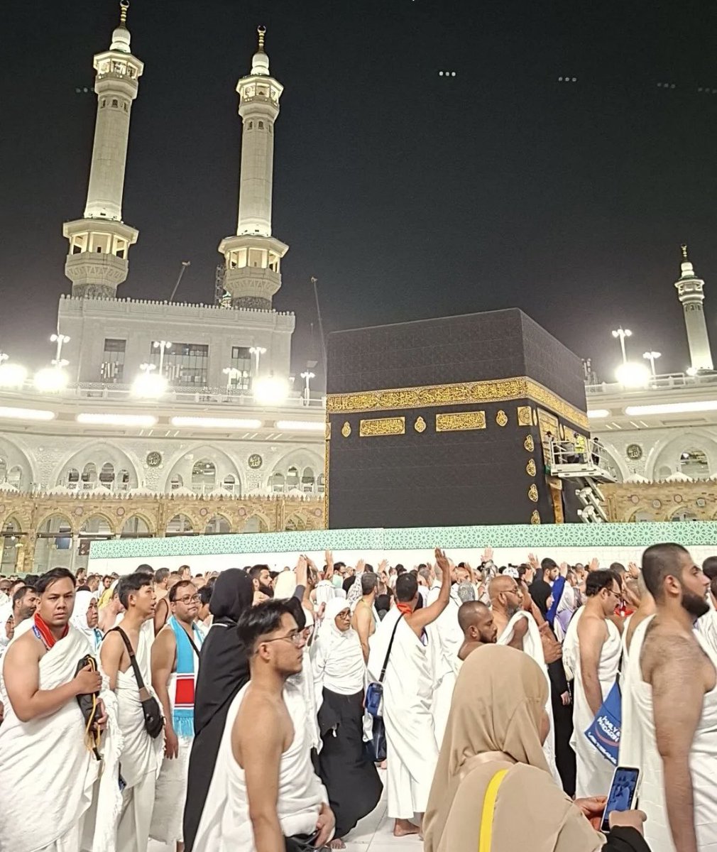 theholymosques's tweet photo. Barriers around the Ka’bah have been placed for its periodic maintenance. https://t.co/AzLddyoet8