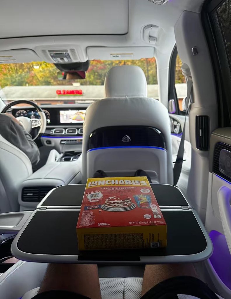alinavinso's tweet photo. One day Tesla owners will know how this feels. 

(Minus the good build quality and luxury features) https://t.co/zykiLbWOar