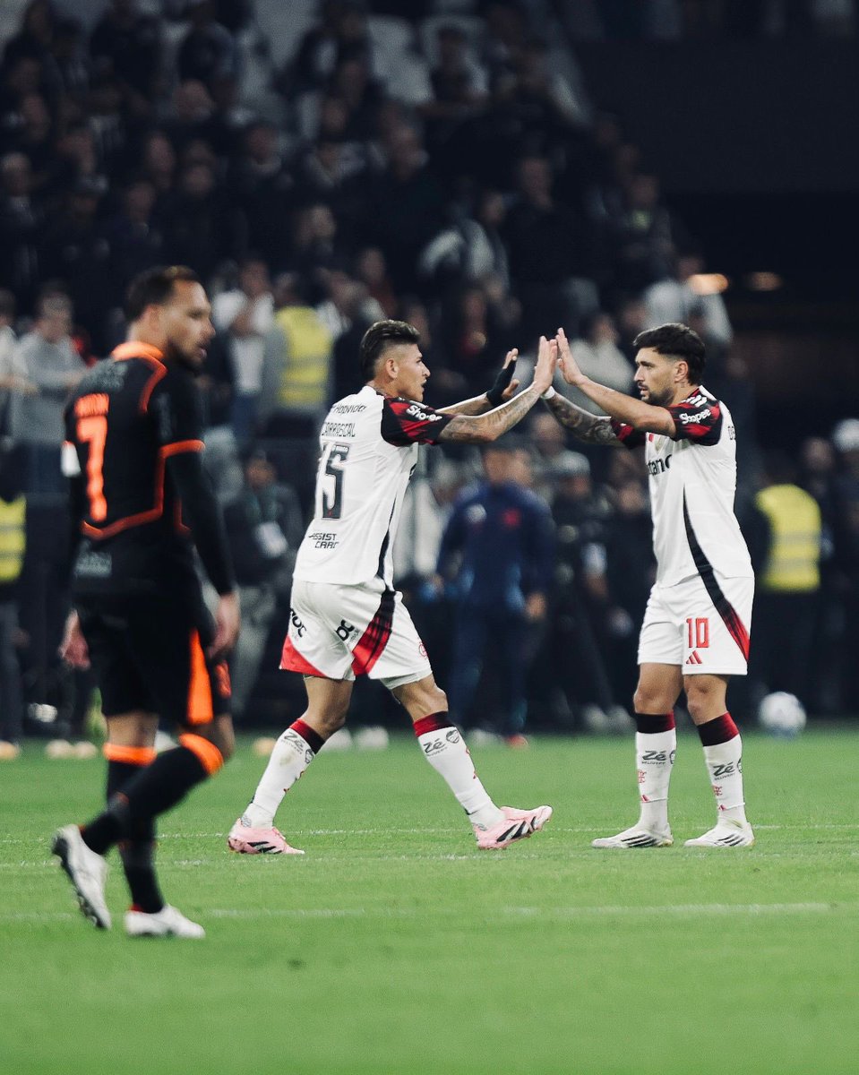 Flamengo's tweet photo. 📸 Os momentos da virada do Mengão fora de casa contra o Corinthians!

#pics https://t.co/wsUtJ8wzto