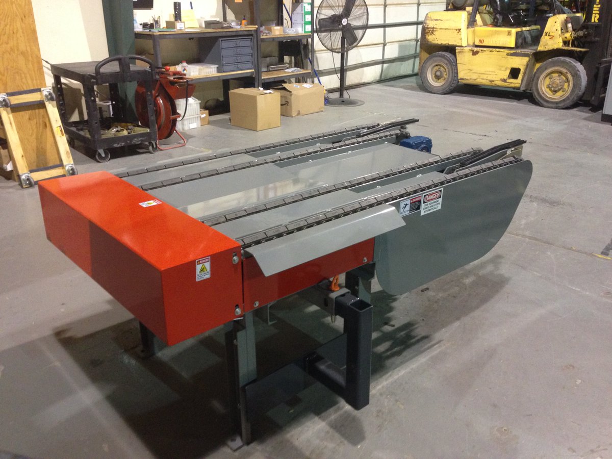 StackerDudes's tweet photo. Did you know the @StackerDudes build conveyors too?

MAX Board Feet makes heavy-duty chain, belt &amp; roller conveyors, and if we don’t have one to fit your line, we’ll design it.

Like this custom transfer conveyor for the M2L200.
Call us: 434-525-2292

#StackerDudes #Conveyors https://t.co/5dijkG7BG8
