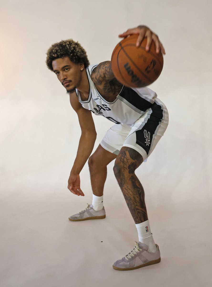 ComplexSneakers's tweet photo. Of course Jeremy Sochan is rocking Margielas at media day 🔥 https://t.co/UQ3OXLmEer