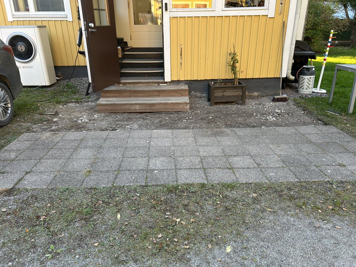 ”Ihminen, mitä hittoa täällä taas tapahtuu?”

Aamulla ulko-ovella oli melko räjähtänyt betoniporras. 
#raksaryhmä leikki piikkauskoneella ja se ”räjähti” paloiksi. 

Nyt meillä on väliaikainen puuporras. Kunnes uusi valmistuu 💪

#box #käenpesä #elämäälaatikossa #remppahommia