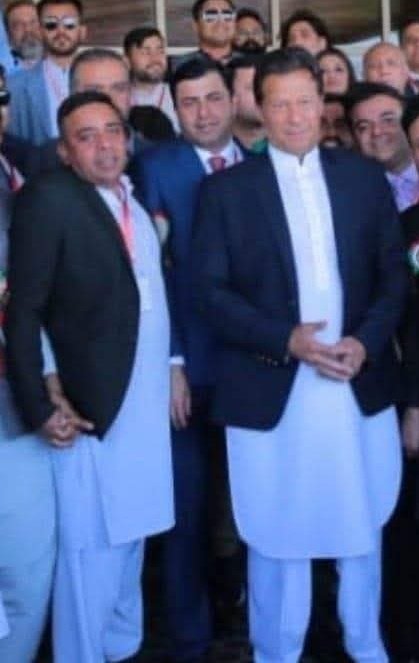 عبدالصبور چوہدری
( سیکریٹری جنرل پی ٹی آئی اسپین)
ایک کشمیری ہونے کے ناطے سے میں نے پاکستان تحریک انصاف اور  کو آج سے 15 سال قبل اس یقین پر جائن کیا تھا کہ عمران خان جہاں مقبوضہ کشمیر کی آزادی پر  نہ صرف یقین رکھتے ہیں بلکہ عملی طور پر اس کے لئے کوشاں رہتے ہیں اور آزاد کشمیر کے