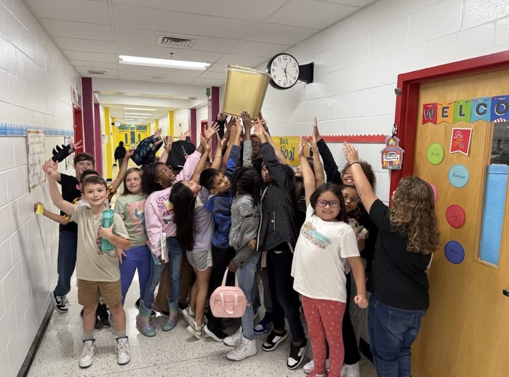 You don't need your 👀 checked... that is a trashcan being hoisted in the air by Mrs. Gundlach’s 4th graders @ #WoodstockES!🗑

The students won the Golden Trashcan Award, which encourages them to keep their classrooms clean each week.

#KeepingVBCPSBeautiful #VBCPSCustodiansRock