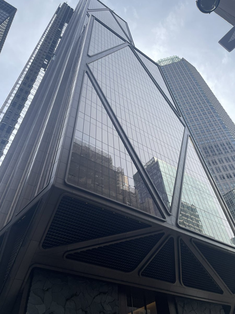 JPモルガングループの、完成したばかりのNY本社。圧巻。 そして、日本には進出していないJPモルガン グループの、ウェルスマネジメント（富裕層ビジネス）の看板。