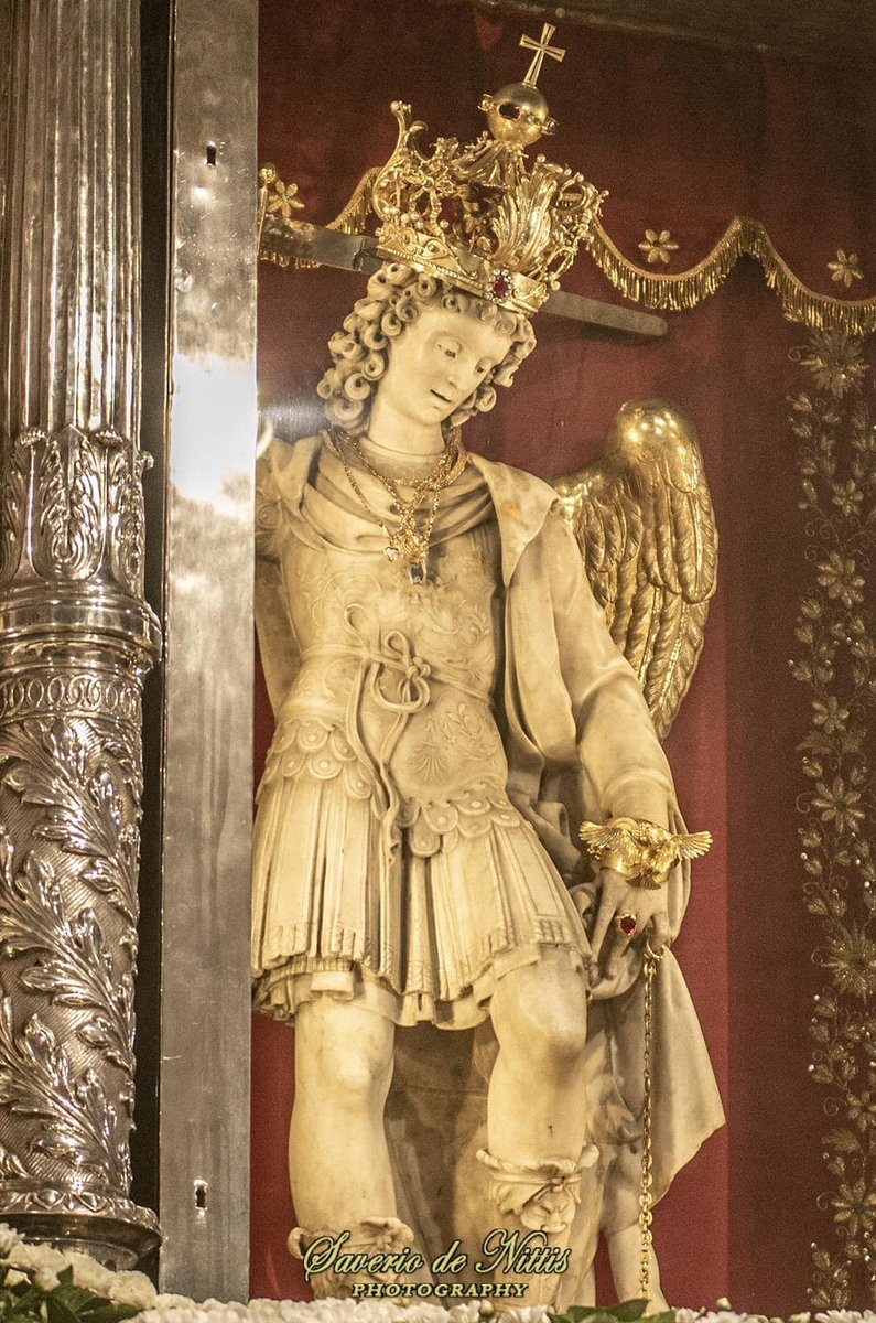 Preghiera di Liberazione a San Michele Arcangelo

Invocazione iniziale
Glorioso San Michele Arcangelo, principe della milizia celeste, difensore del popolo di Dio, tu che hai gridato "Chi è come Dio?" e hai precipitato negli abissi Lucifero e gli angeli ribelli, accorri in mio