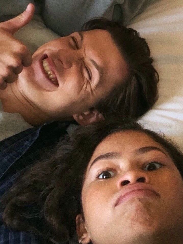 fehspiderboy's tweet photo. mds um dia desses eles estavam na fase de “apenas amigos” e hoje tivemos pela primeira vez ele chamando ela de Noiva em publico. passou tão rápido eu nao tava preparado🥹❤️ https://t.co/beAh3yablu