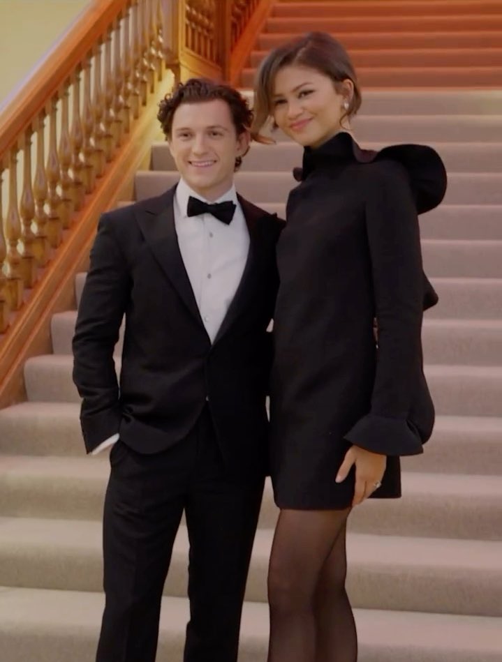 fehspiderboy's tweet photo. mds um dia desses eles estavam na fase de “apenas amigos” e hoje tivemos pela primeira vez ele chamando ela de Noiva em publico. passou tão rápido eu nao tava preparado🥹❤️ https://t.co/beAh3yablu