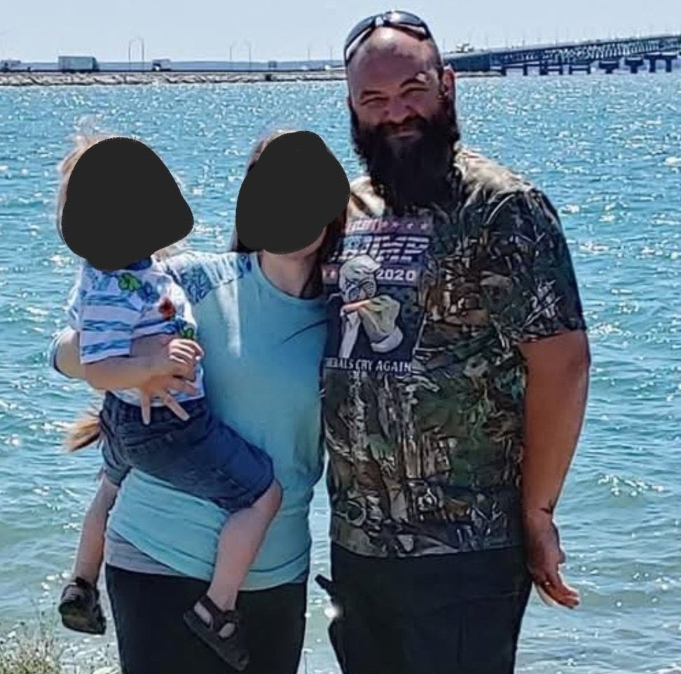 PedroRonchi2's tweet photo. O atirador que matou pessoas e incêndiou igreja nos EUA usando a camisa do Trump, mas segundo alienados ele é 'esquerdista'. https://t.co/yxUdjhaxWA