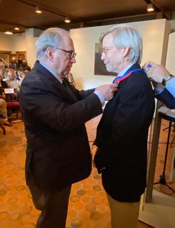 A 49 años del asesinato de Orlando Letelier y Ronni Moffitt en Washington DC, la Embajada de Chile homenajeó a John Cavanagh y Sarah Anderson, del <a href="/IPS_DC/">Institute for Policy Studies</a>, distinguidos con la Orden Bernardo O’Higgins por su compromiso con la democracia y los DD.HH.