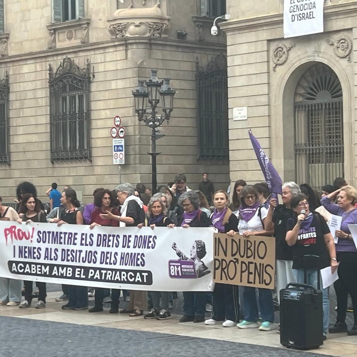 Presents a la convocatòria de <a href="/feministes_cat/">Feministes de Catalunya</a> per expressar el nostre rebuig i indignació davant la sentència de l'anomenada "manada de Castelldefels".

📢 Denunciem i exigim que les penes per delictes sexuals no siguin negociables!

#Castelldefels 
#PROUViolènciesMasclistes