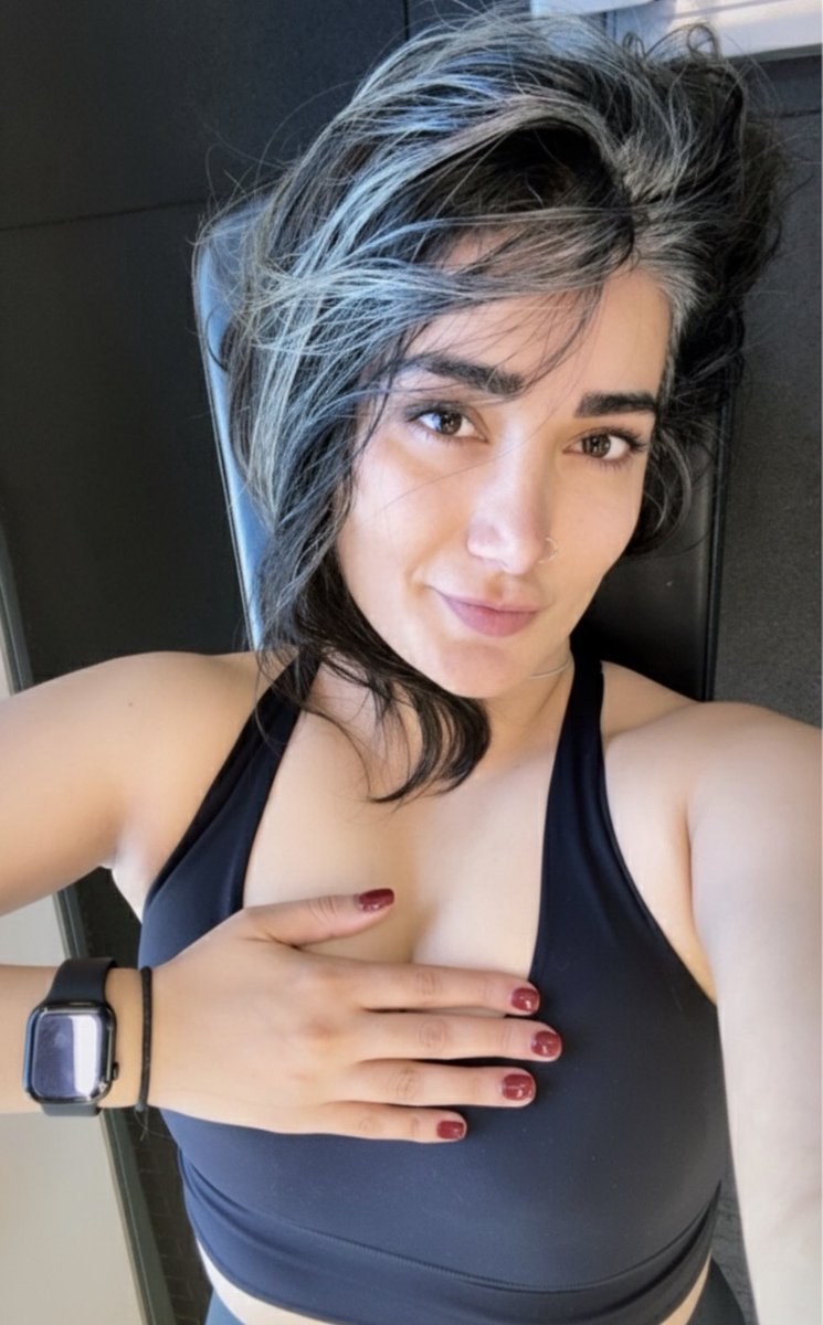 Lore_Daana's tweet image. چون یاداوری کردی مثل هجده ساله ها نباشیم، در چهل و چهارسالگی عکسمو سانسور کردم و از ریحانگیم مراقبت کردم، خانومی ازم راضی باش😌