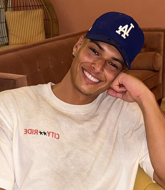 Parasocial tweet media