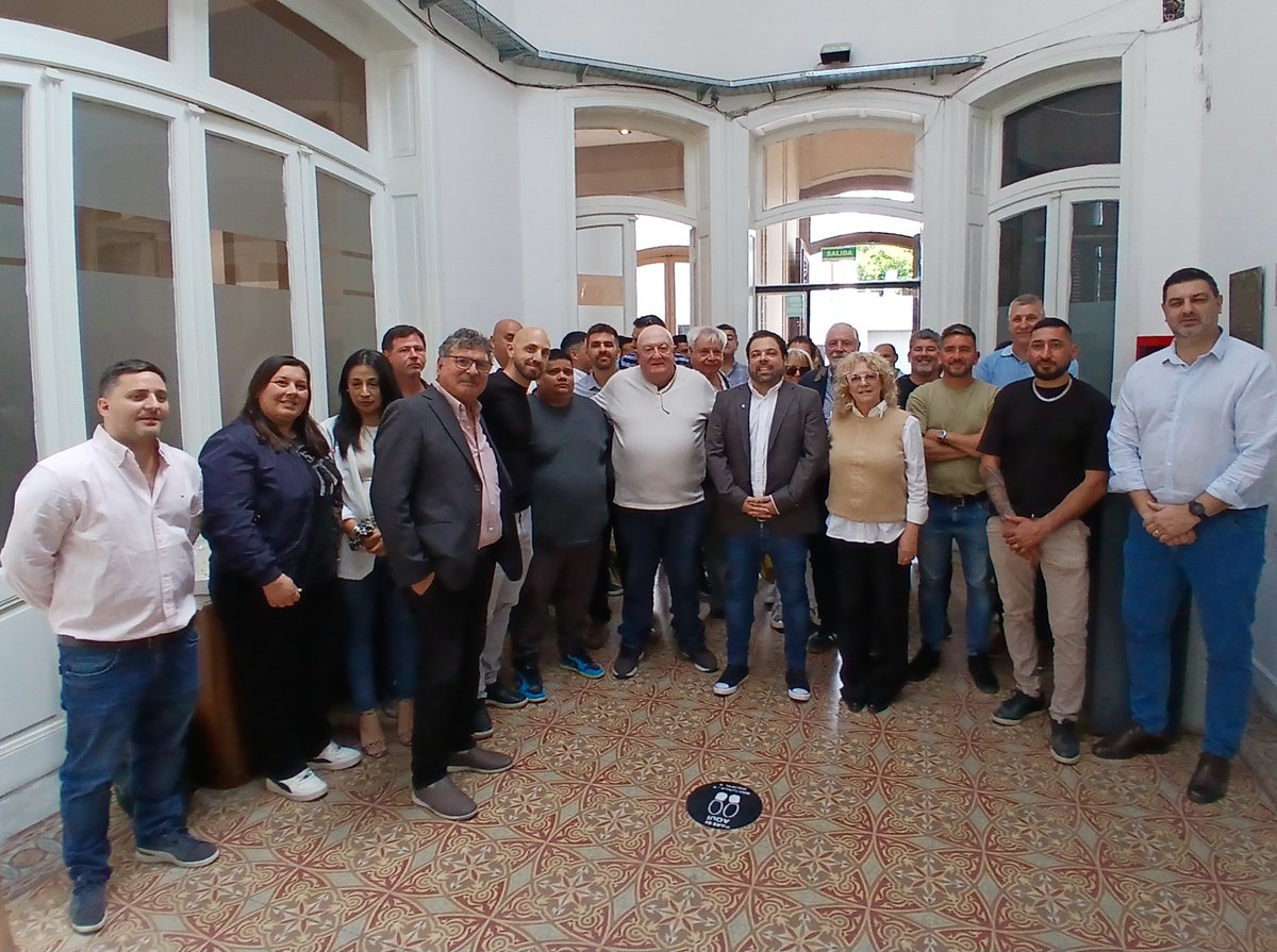 Hoy, en Paraná, durante el acto de imposición del nombre "José Ignacio Rucci" al Salón de Acuerdos de la Secretaria de Trabajo de la provincia. Junto al Ministro de Gobierno y Trabajo <a href="/MTroncosoER/">Manuel Troncoso</a>, el Secretario de Trabajo <a href="/CamoiranoM/">Mariano Camoirano</a> y dirigentes gremiales.