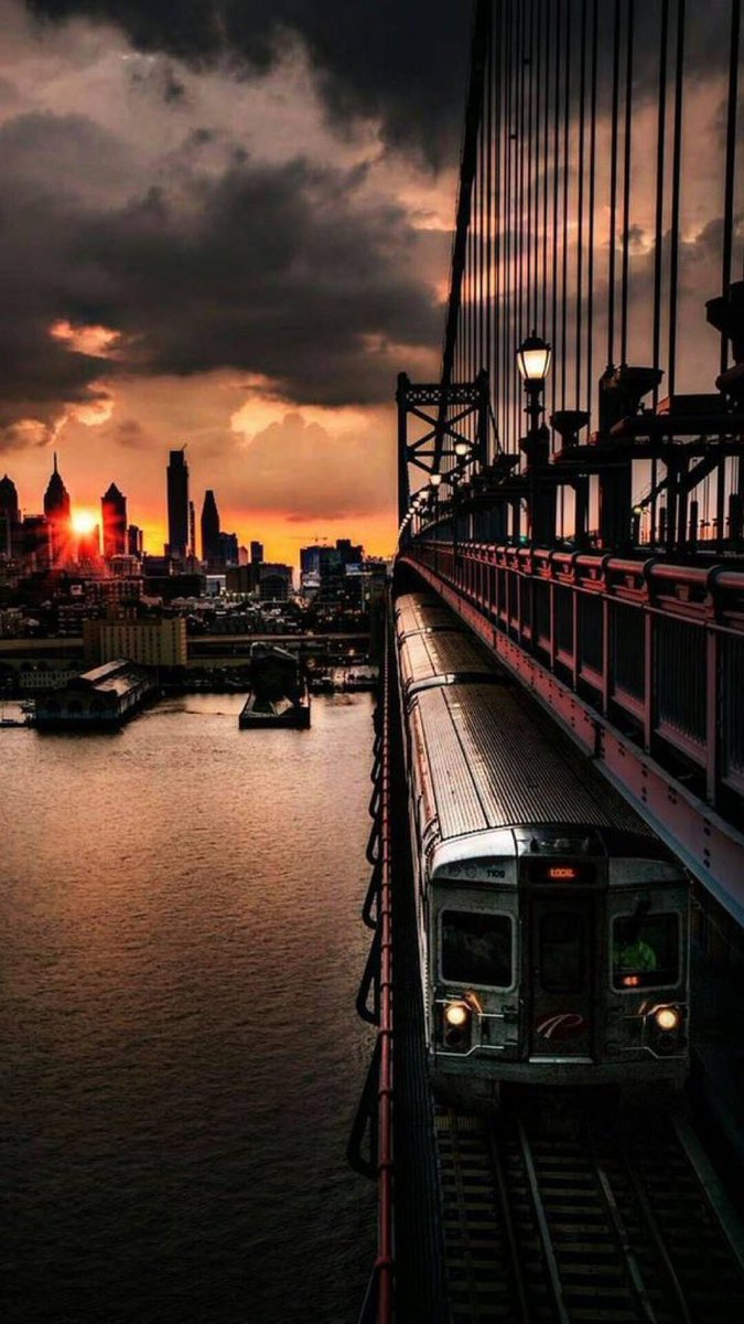 #رسالة_اليوم 

"#لا أحد يُحبّ أن يشعر بأنه ثقيل ويُعامل بطريقة أقرب للتجاهل، أيًا كانت مكانته 
ونوع العلاقة التي تربطه بك، 
إما أن تأتي بشكلٍ واضح 
أو إذهب بالوضوح ذاته، المنتصف دائمًا مؤذٍ جدًا."... 😔

الأشخاص في حياتنا صنفان..
 عابرون____ ومحطات"🤎

#راقت_لي 

#فضفضة_مشاعر