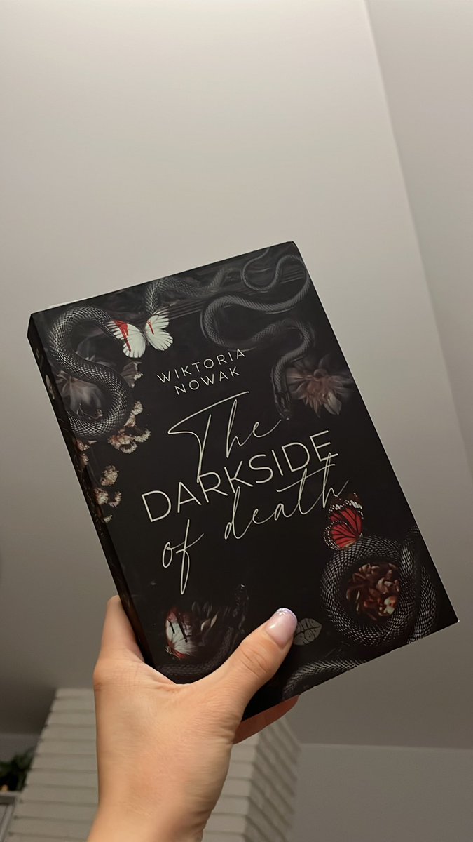 Największym bólem nie jest otrzymanie ciosu nożem w plecy, lecz widok osoby, która ten nóż trzymała <a href="/_WNBlackie/">Blackie 🖤❤️| THE DARKSIDE OF DEATH era</a> #papieroweTDSOD <a href="/EditioRed/">EditioRed</a> #twitteroweksiążkary #reklama