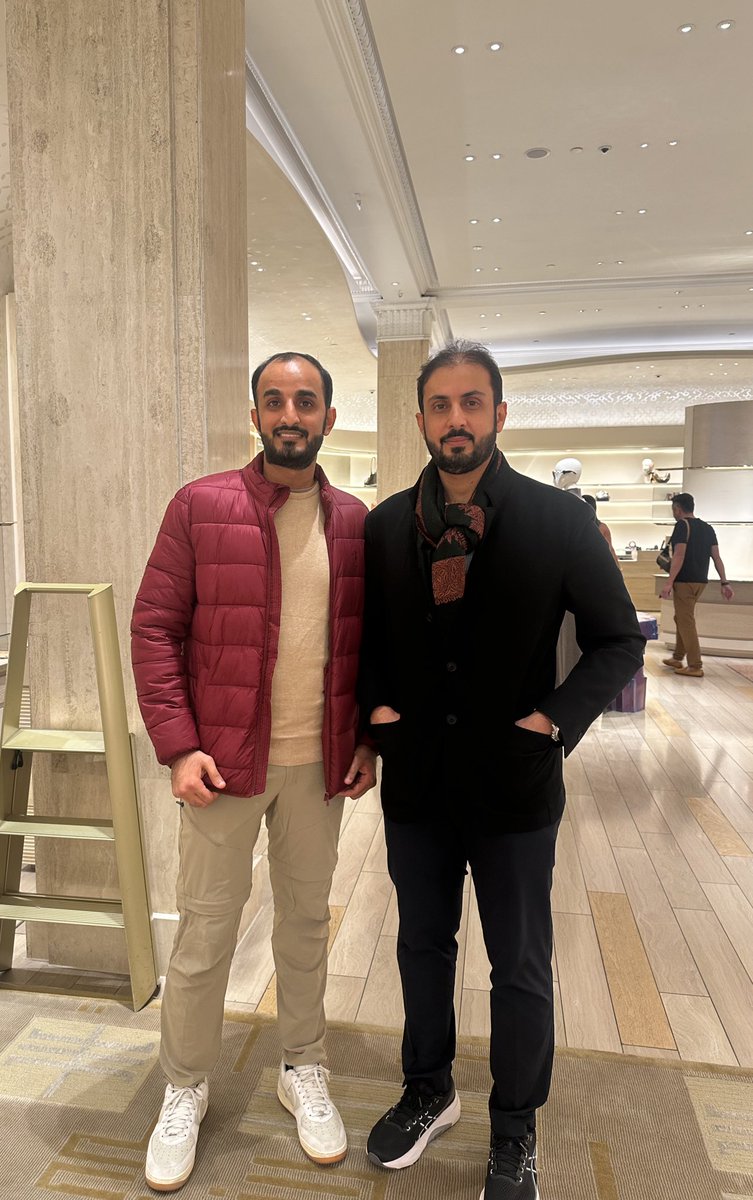 taher_aljunaibi's tweet photo. "إبن البادية" جمعتني به الصدفة في #هارودز أيقونة المتاجر الراقية في #لندن ، @HamedDarei نموذج مشرّف لمخرجات برامج الاستثمار الاجتماعي في أبناء المجتمع المحلي التي انطلق منها ليعمل متنقلاً بين مكاتب @ThisIsOQ في سنغافورة ودبي وروتردام ولندن

شكراً @takatufscholars https://t.co/DIcKqiAPEj