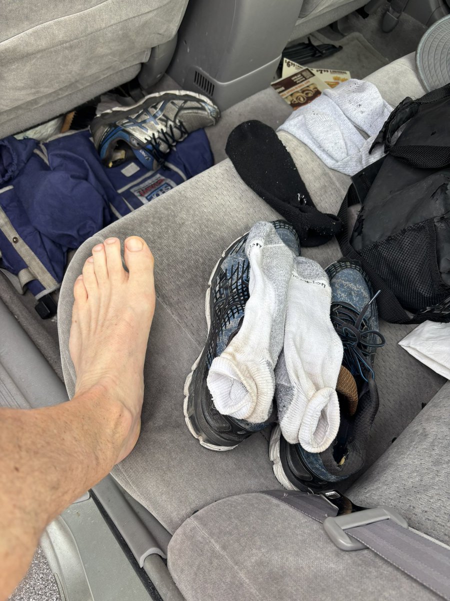 A dude just worshipped my sweaty feet while I jacked and I shot a huge load. Now changing socks and heading to the gym.