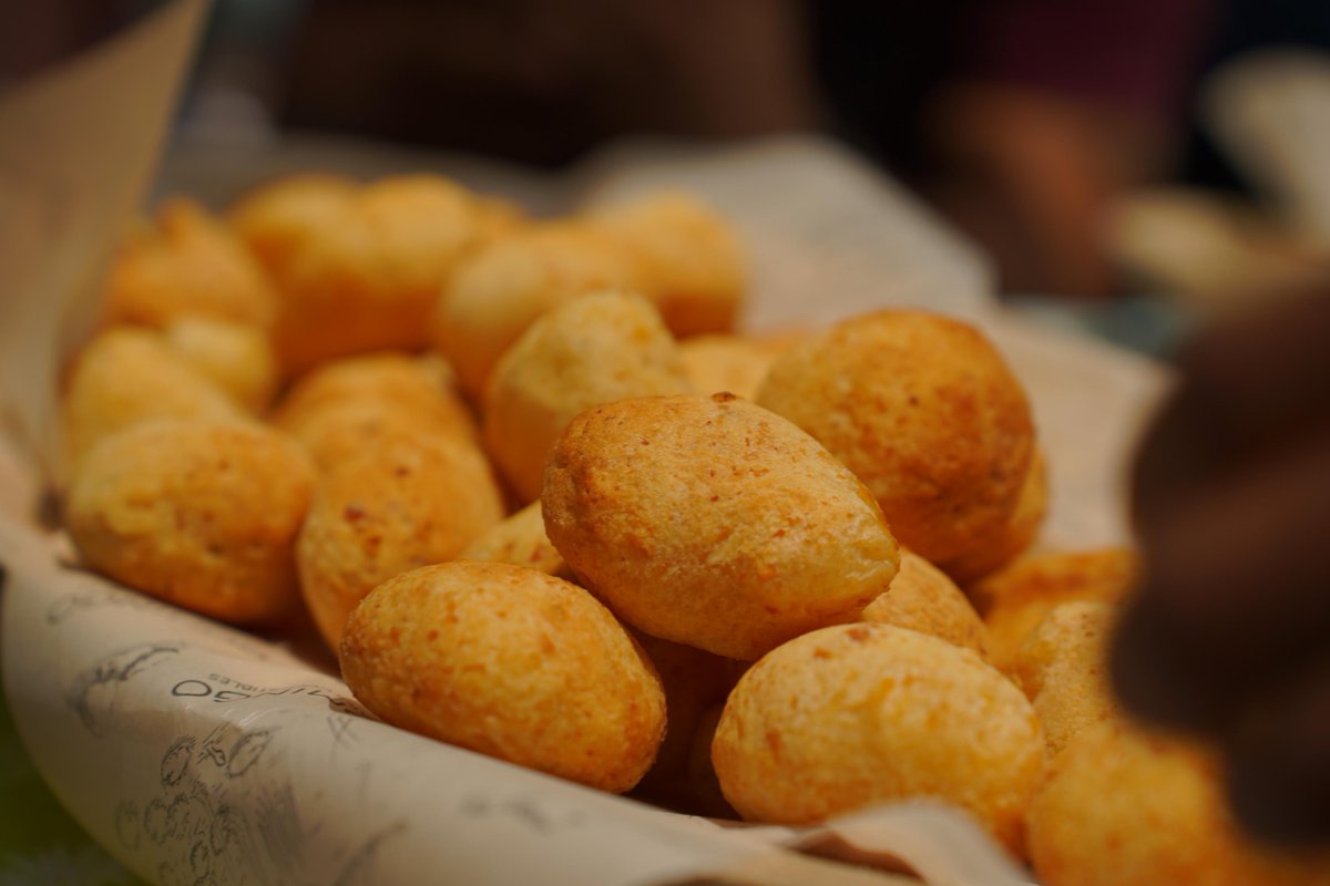 Caracol_Cali's tweet image. El #pandebono, símbolo de #Cali y su identidad, conecta la vida urbana con la realidad rural y amazónica. En la #SemanaDeLaBiodiversidad se entregaron 1.000 pandebonos con queso 100% libre de #deforestación, uniendo #tradición, #desarrollo y #sostenibilidad.