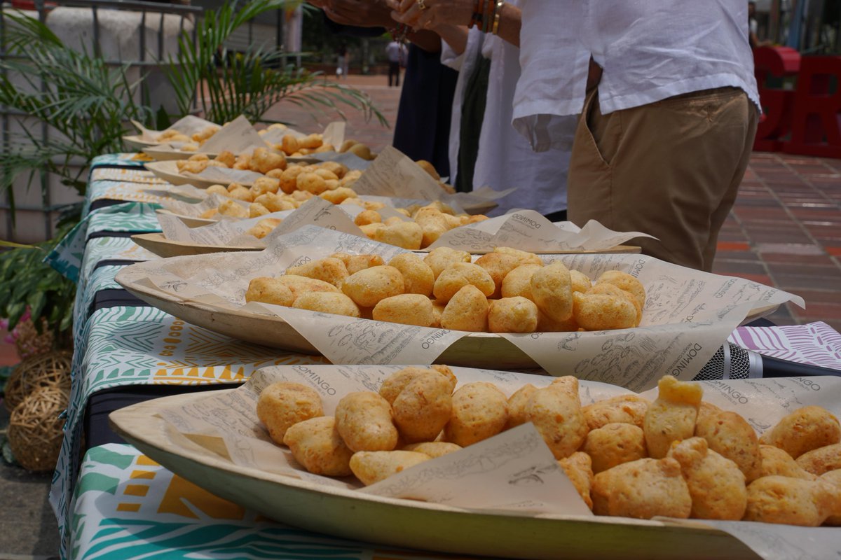 Caracol_Cali's tweet image. El #pandebono, símbolo de #Cali y su identidad, conecta la vida urbana con la realidad rural y amazónica. En la #SemanaDeLaBiodiversidad se entregaron 1.000 pandebonos con queso 100% libre de #deforestación, uniendo #tradición, #desarrollo y #sostenibilidad.