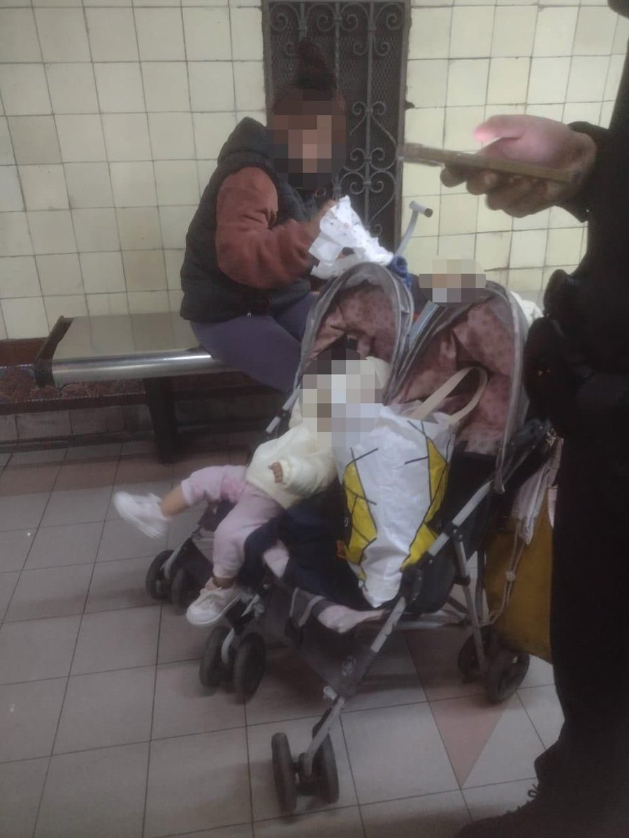 gabimraida's tweet photo. Sofía, de 19 años, estaba pidiendo plata en una estación de subte junto a sus dos mellizos de 9 meses. Desde la Red de Atención le ofrecimos ir a uno de los paradores de familias que tenemos en la Ciudad, pero ella lo rechazó.

Levantamos la alerta al Consejo de los Derechos de Niñas, Niños y Adolescentes en el marco del Protocolo de Cero Niños en Calle, con el que trabajamos hace un año para ser más eficientes y rápidos cuando hay un chico durmiendo en la calle.

Quiero ser claro: en la Ciudad no queremos separar a ninguna madre ni padre de sus hijos, pero no vamos a permitir que haya chicos durmiendo en la calle. Vamos a llegar hasta la última instancia si es necesario, dando curso a la Justicia para que decida si hay que separar temporalmente a los padres de sus hijos.

Mientras tanto, seguimos atendiendo a las familias que están en calle en nuestros paradores específicos para familias. Cada chico retoma su escolaridad y los adultos pueden reinsertarse laboralmente y rearmar su proyecto de vida familiar.

Como vengo advirtiendo desde hace tiempo, la situación en la calle es mucho más compleja que hace 5 o 10 años: el consumo de alcohol y drogas aumentó, y que los chicos pasen, aunque sea un día, en la calle los expone a mayores riesgos.

Si ves alguna familia en situación de calle, llamá al 108.