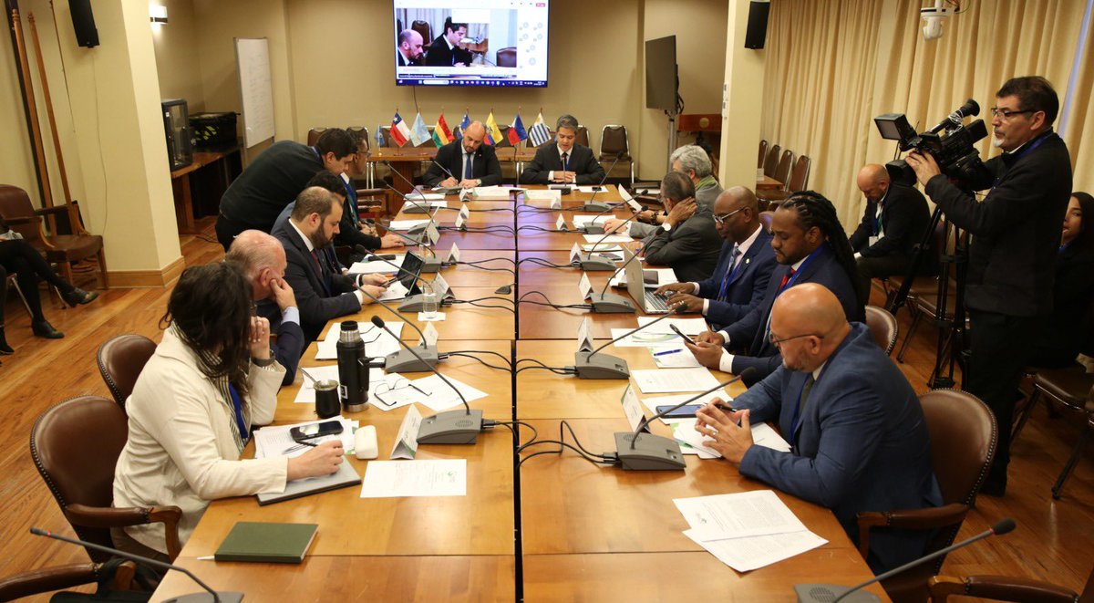 El Subsecretario de Energía, Luis Felipe Ramos, recibió a la Comisión de Energía y Minas del Parlamento Latinoamericano y Caribeño, en el marco de la #XSemanaDeLaEnergía de <a href="/OLADEORG/">OLADE</a>, para fortalecer el diálogo y compromiso de Chile y la región con la transición energética. ⚡️🌎