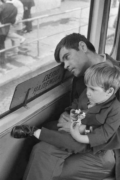 "Creo que aquello en lo que nos convertimos depende de lo que nuestros padres nos enseñan en pequeños momentos, cuando no están intentando enseñarnos. Estamos hechos de pequeños fragmentos de sabiduría".
Umberto Eco