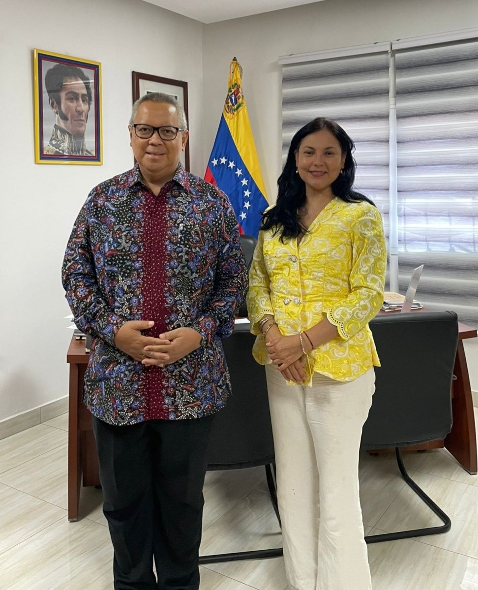 L'Ambassadrice Regzeida González et l'ambassadeur d'Indonésie au Sénégal, Ardian Wicaksono, ont eu une réunion agréable et cordiale au cours de laquelle ils ont discuté des relations bilatérales, des relations avec la Mère Afrique et des tensions actuelles en Amérique Latine.