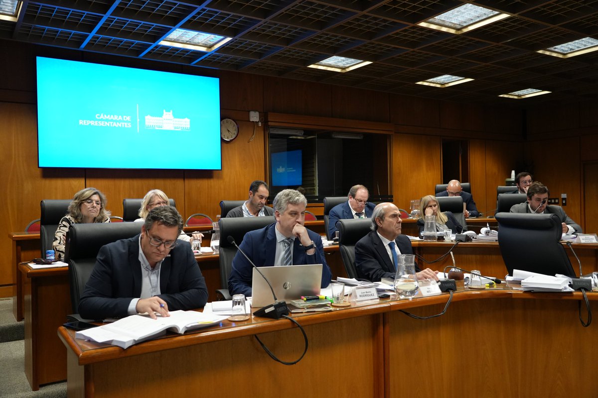 <a href="/MarianoTucci46/">Mariano Tucci</a> <a href="/alvaro_chacho/">Álvaro Rodríguez Hunter</a> <a href="/ggurmendez/">Gabriel Gurméndez</a> <a href="/SylviaIbarguren/">Sylvia Ibarguren Gauthier</a> <a href="/AnaO1001/">Ana Olivera</a> <a href="/_RodriguezJuan_/">Juan M. Rodríguez 7️⃣1️⃣</a> <a href="/APerrone510/">Alvaro Perrone 5️⃣1️⃣0️⃣</a> <a href="/SaltoAlvaroLima/">Álvaro Lima</a> <a href="/ANiffouri/">Amin Niffouri Blanco</a> Como ultima delegación del día, la Comisión recibe en estos momentos al Congreso de Intendentes.