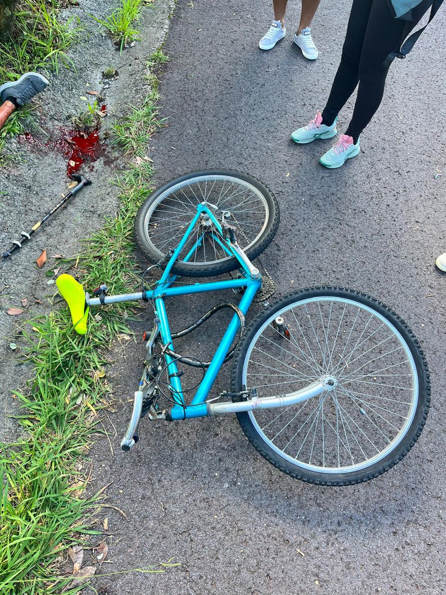 mikel_txoo's tweet photo. Buscamos al dueño de esta bicicleta! Se la ha dejado despues de embestir y dejar abandonado y herido a un señor en @GetxoUdala 
@DiarioGetxo 
#Twitter haz tu magia
#x https://t.co/KyjvKIBGht