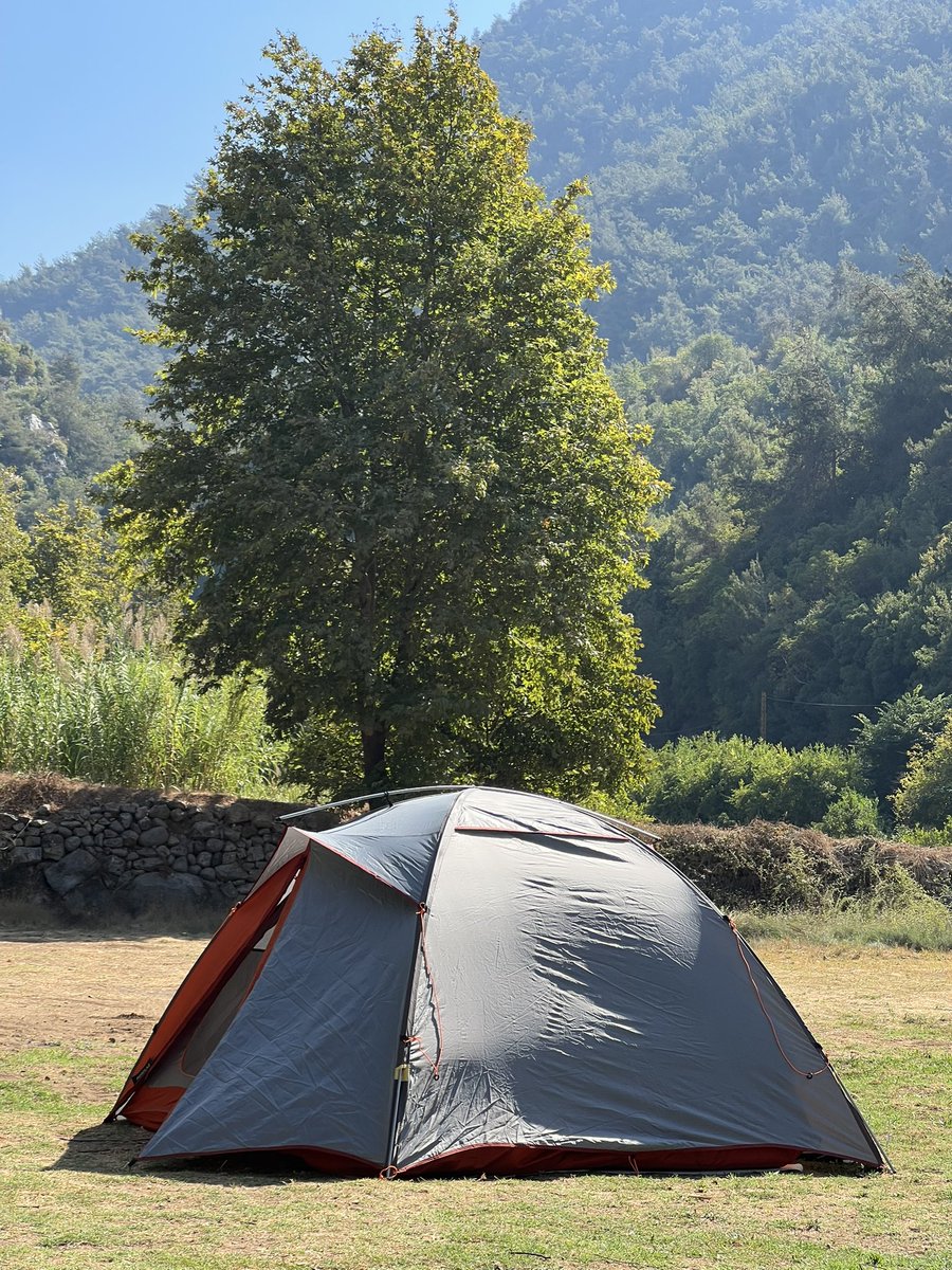 ihmdbr's tweet photo. Home is where the mountains stand tall and the tent feels like a castle. https://t.co/7FmgWlV9gw
