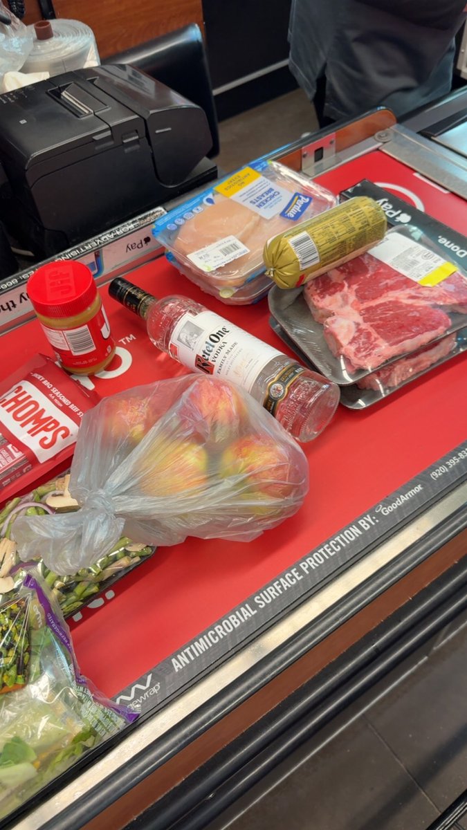 Don’t let this white boy get hot!!!! #WeekendMode #meat #booze #ChompCheck