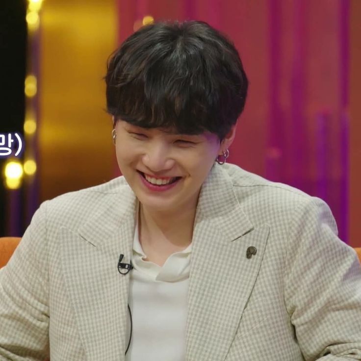 bziaizbo's tweet photo. I don't know if we'll see him tomorrow or not, but I'm sure tomorrow is the day I'll cry a lot:
1) out of pride; 2) if I see him; 3) if I don't see him.
My anxious anticipation might play a cruel trick on me
#YOONGI #SUGA #AGUSTD #MINDprogram
#MINYOONGICENTER https://t.co/rz2eT6EhYi