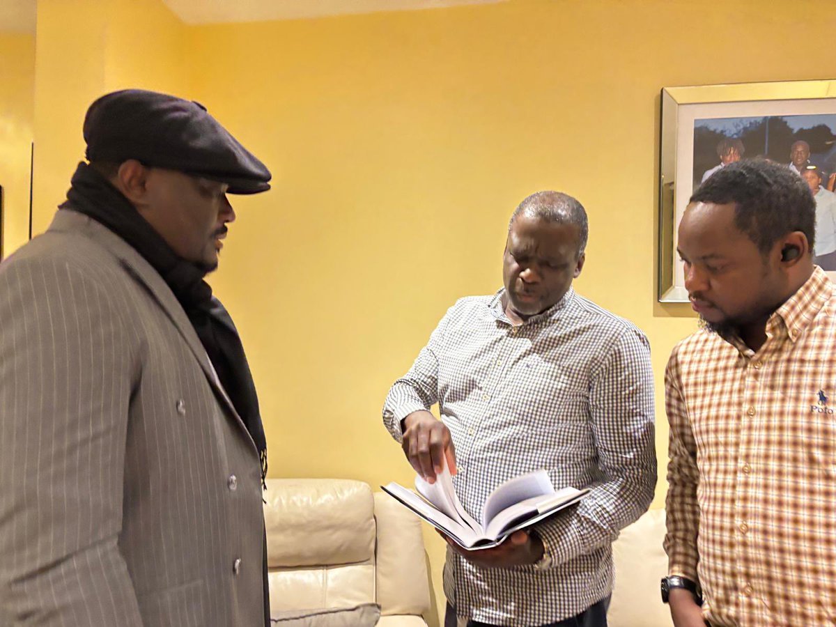 L’injustice machiavélique ne vaincra jamais la justice véritable.
Heureux de retrouver ces deux jeunes avocats percutants, Me Carlos Ngwapitshi et Me Shela Masingo, qui honorent l’image de la 🇨🇩
Ils ont magistralement démonté la cabale judiciaire maladroitement ourdie contre moi.