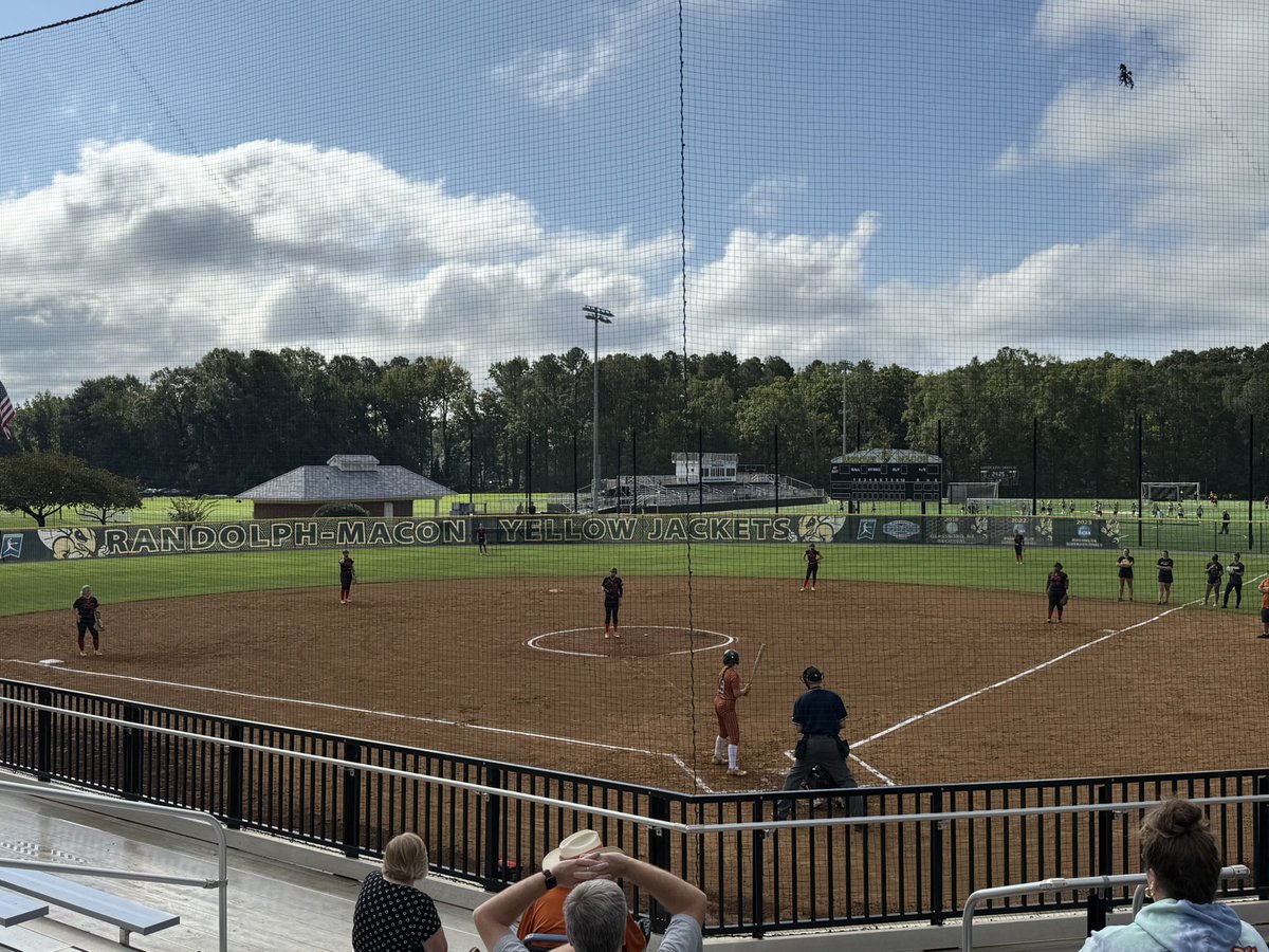Alexamitter2028's tweet photo. Had a great time with my @iygdabney  team for our camp at @RMC_Softball   Great working with coaches and players. Thank you for having us. @K_Maronski @TabbyDabney https://t.co/egsTLGt3cE