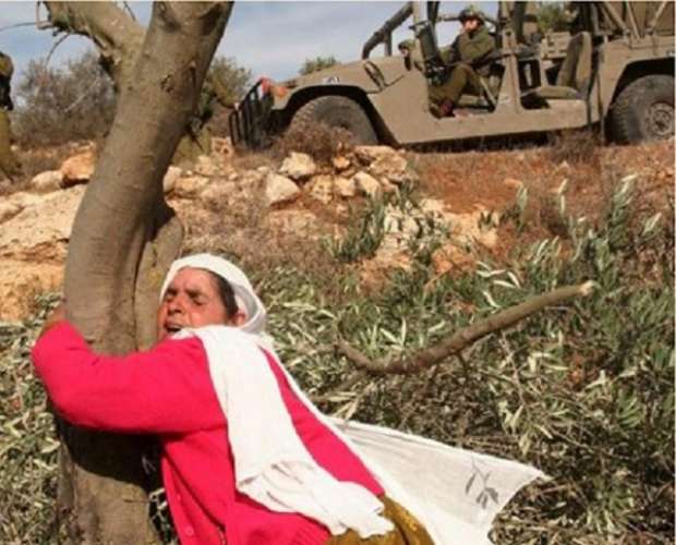 رأيي أن أي نهاية للحرب في الظروف الحالية، دون تهجير عام لأهل #غزة، ستكون انتصارا للشعب الفلسطيني. فبقاء الشعب على أرضه بقاء لمقاومته، والخطر الاستراتيجي الحقيقي هو التهجير العام. أما القوة السياسية والعسكرية فهي أمر متغير، وقابل للاكتساب، حين تنضج البيئة الاستراتيجية.
#غزة_تنتصر
