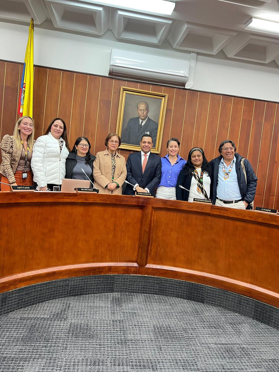 Agradezco a Dios y a mis colegas senadores por la confianza al postularle y elegirme Presidente de la Comisión de <a href="/DdhhSenado/">Comisión de Derechos Humanos y Audiencias Senado</a> . Asumo esta responsabilidad con humildad y con el firme compromiso de honrarla con trabajo y resultados. 🤝🇨🇴