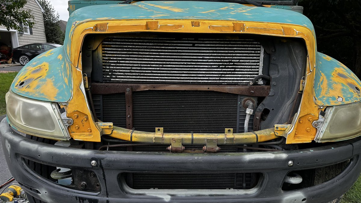 SatStackingPleb's tweet image. It’s Monday and that means some proof of work for the bus. 

Almost done with the pre-paint checklist.

But this was a nice bit of visual progress cleaning up the front and applying some radiator paint.

And my love two toned the grill today🔥