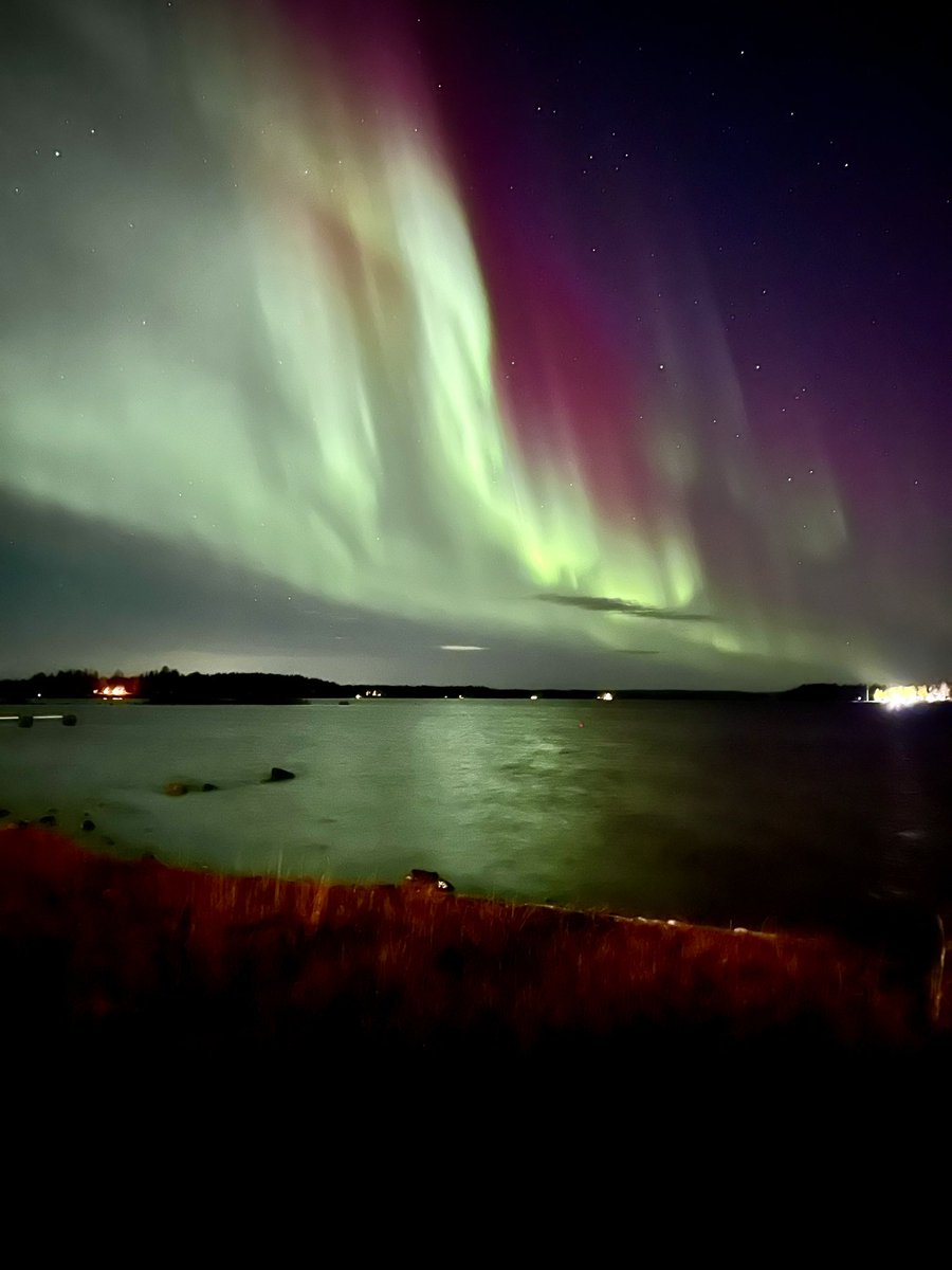 Laponia_pool's tweet image. We are unlucky with block assignments, but we are lucky to witness this. Cheers from the North