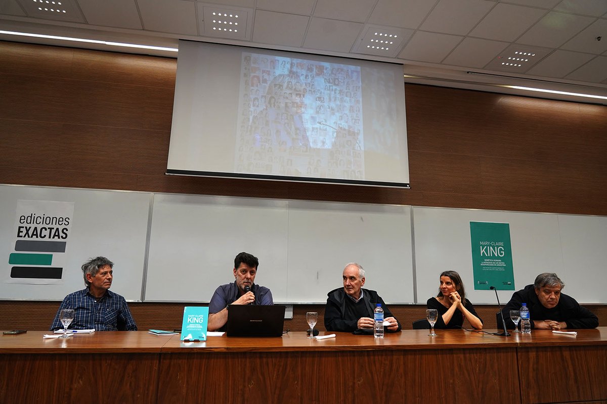 Exactas_UBA's tweet photo. 📖 ¡Tenemos editorial propia! Durante el lanzamiento presentamos el primer título: "Genética humana. La búsqueda de los nietos desaparecidos en Argentina" de la genetista Mary-Claire King, basado en la conferencia que dio en la Facu en 2023. 🧬
🙌 Además, la publicación incluye textos de Estela de Carlotto, presidenta de @abuelasdifusion, y de Ariel Dorfman, escritor, docente e investigador.
📗¿Querés acceder al libro? ingresá en: https://t.co/WJkKWAh3vv