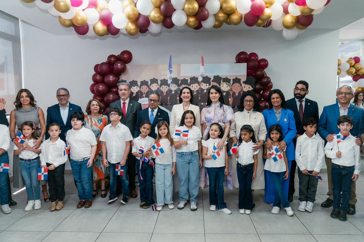 Hoy, en el Tribunal Constitucional, celebramos el Día Nacional de los Derechos de la Niñez con la inauguración de la galería “La niñez tiene la palabra”. Allí, niños y niñas expresaron con ternura y valentía cómo ven el mundo y lo sueñan para su futuro.

En este marco recibí la