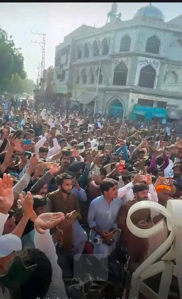 Faiz_Chhalgri's tweet photo. Thousands of employees participate in rallies and sit-ins in Sukkur, Khairpur, Tharparkar, and many districts. #JusticeForSindhEmployees
#JusticeForSindhEmployees https://t.co/10QLpMgUr0