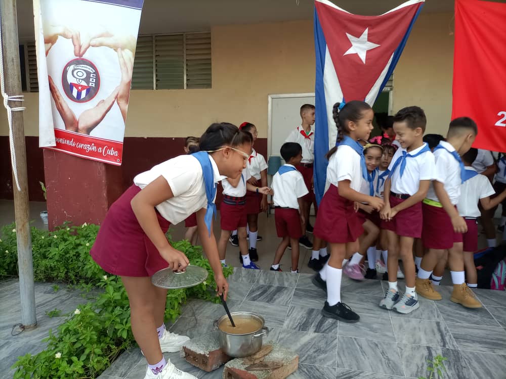 EducacionIJ's tweet photo. @yamila_infante @Elecciones_Cuba @ConsejElec_MEIJ @NurisPeaRodrgu3 @rlicea_mojena @ramospor_cuba #PorLaUnidadDelBarrio .
#CDR65. https://t.co/plRlGHSFvG