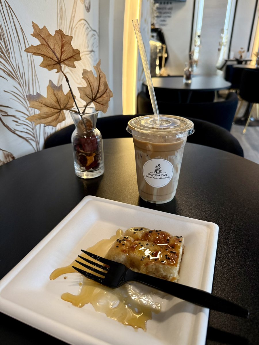 CardiacRN_71's tweet image. For #NationalCoffeeDay I had to try out Ravona Cafe in Newark, a Yemeni coffee shop. Incredible atmosphere, delicious Spanish latte and a traditional Yemeni treat. Female owned, she’s lovely. Go support your local small businesses!!!!