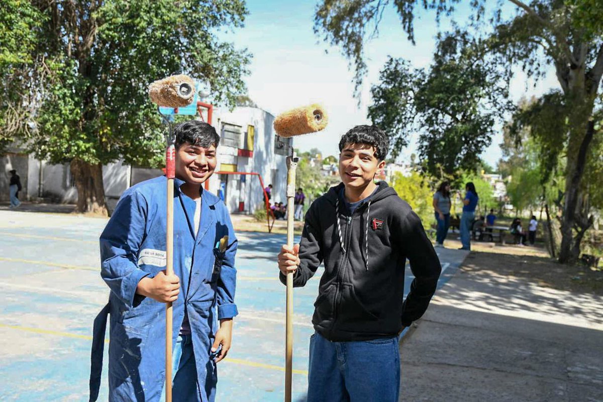 JoseIScotto's tweet photo. Hoy en #LaCalera tuve la alegría de visitar el IPET N° 379 “Alfredo Miley” y acompañar a su comunidad educativa con la entrega de materiales de pintura para el proyecto “Colores que nos unen”, en el marco del #ProgramaMANOS.
Este proyecto tiene un valor enorme porque no se trata solo de pintar aulas y espacios comunes: es una manera de darle nueva vida a la escuela, generar un sentido renovado de pertenencia y crear un entorno que estimule visual y emocionalmente a los jóvenes.
Creo profundamente que la escuela no es solo un lugar para aprender, sino también un espacio para compartir, sentirse acompañado y orgulloso. Por eso, fortalecer ese vínculo entre la institución y la comunidad es un paso fundamental.