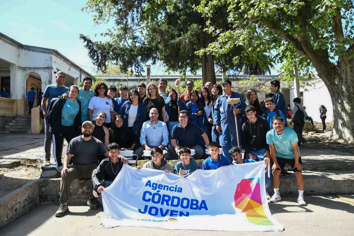 JoseIScotto's tweet photo. Hoy en #LaCalera tuve la alegría de visitar el IPET N° 379 “Alfredo Miley” y acompañar a su comunidad educativa con la entrega de materiales de pintura para el proyecto “Colores que nos unen”, en el marco del #ProgramaMANOS.
Este proyecto tiene un valor enorme porque no se trata solo de pintar aulas y espacios comunes: es una manera de darle nueva vida a la escuela, generar un sentido renovado de pertenencia y crear un entorno que estimule visual y emocionalmente a los jóvenes.
Creo profundamente que la escuela no es solo un lugar para aprender, sino también un espacio para compartir, sentirse acompañado y orgulloso. Por eso, fortalecer ese vínculo entre la institución y la comunidad es un paso fundamental.